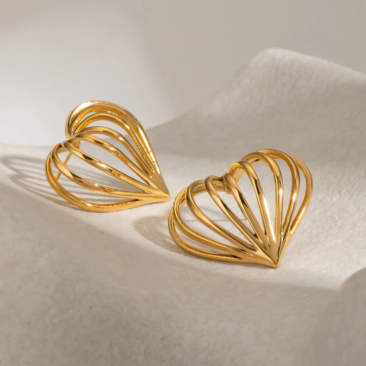 Brinco-Banhado-a-Ouro-18K-Coração-Vazado-Zellis